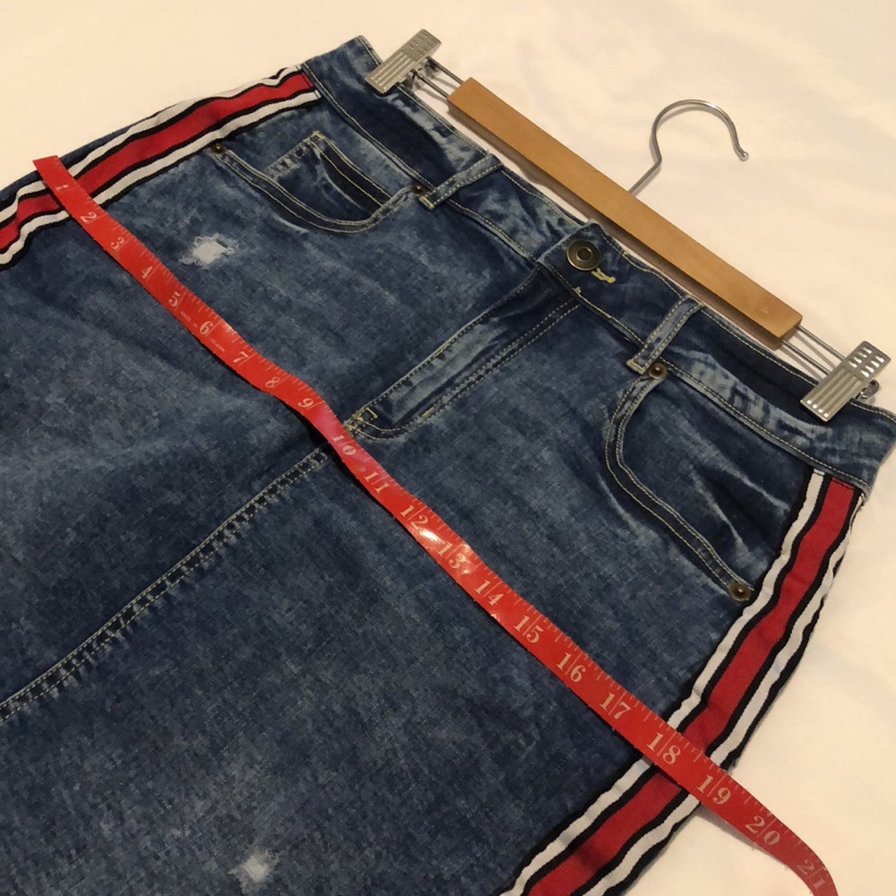 STRETCHY DISTRESSED DENIM SKIRT (12) - Picture 8 of 11